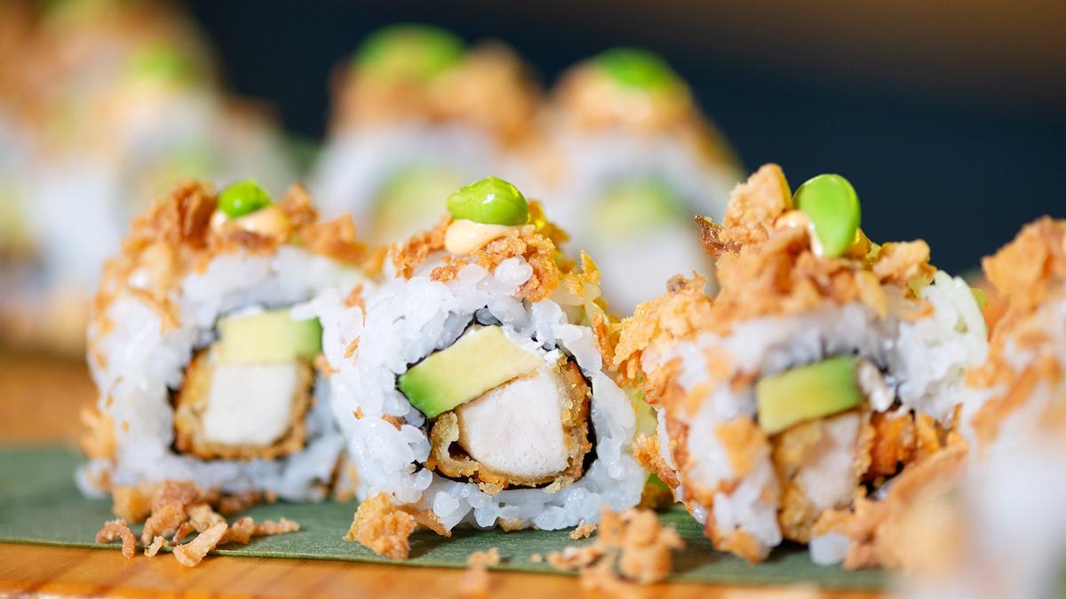 Roll crujiente de pollo, aguacate y edamame, de Go Sushi. 