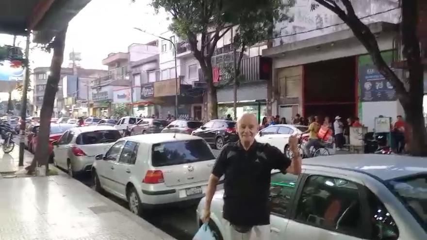 Colas ante la heladería Arnaldo en la "Noche de las heladerías" en Buenos Aires