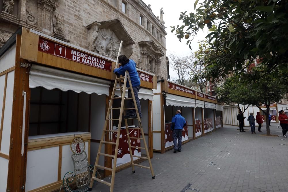 Primer día del árbol de Navidad, pista de patinaje sobre hielo y el tiovivo del ayuntamiento