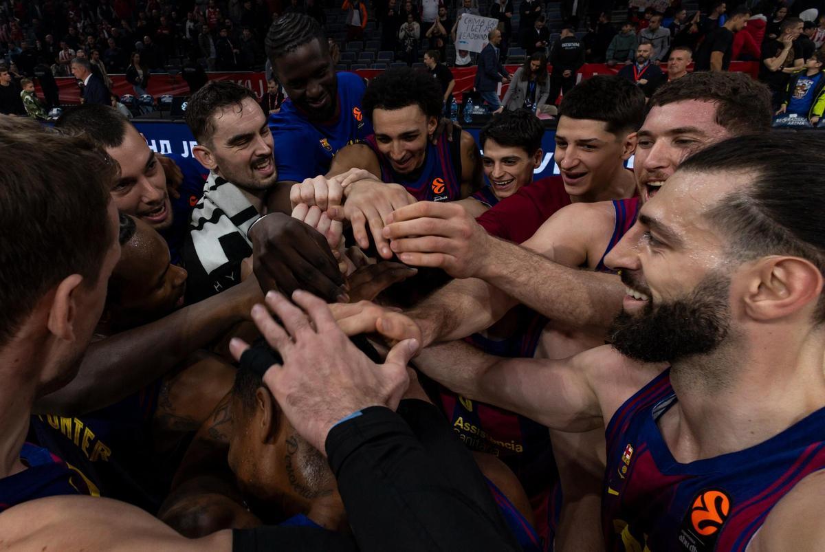 Todo el equipo celebró en el centro de la pista una victoria que llegó desde el esfuerzo colectivo