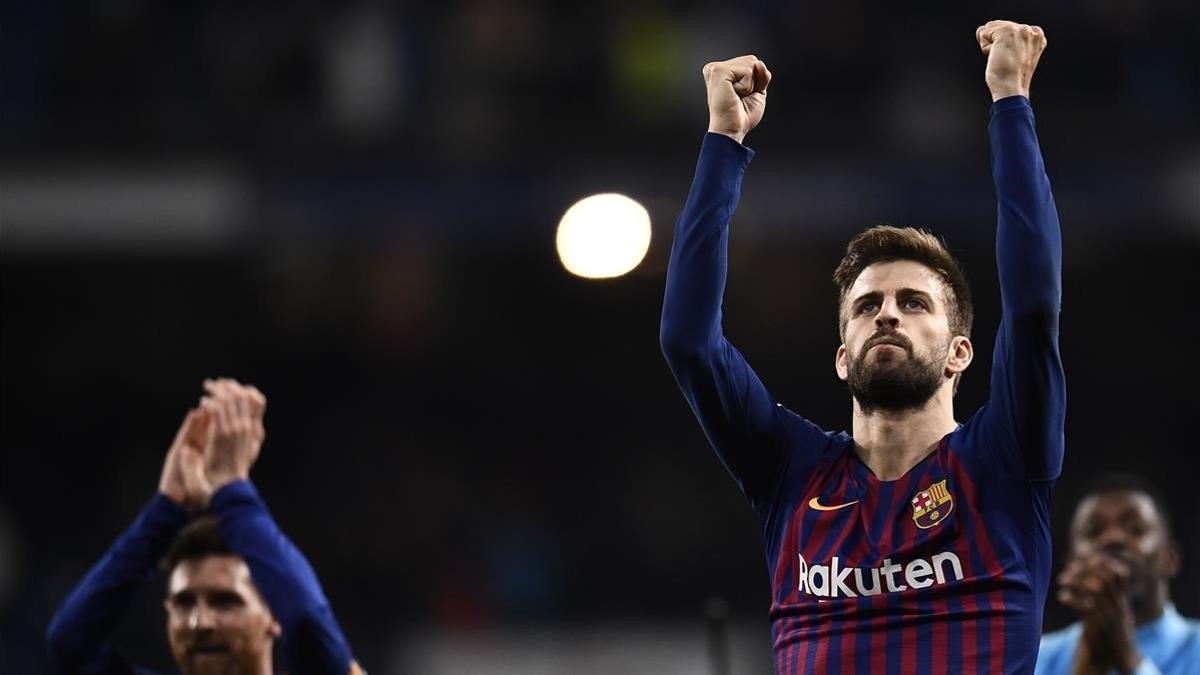 Piqué celebra junto a Messi el segundo triunfo consecutivo en el Bernabéu.