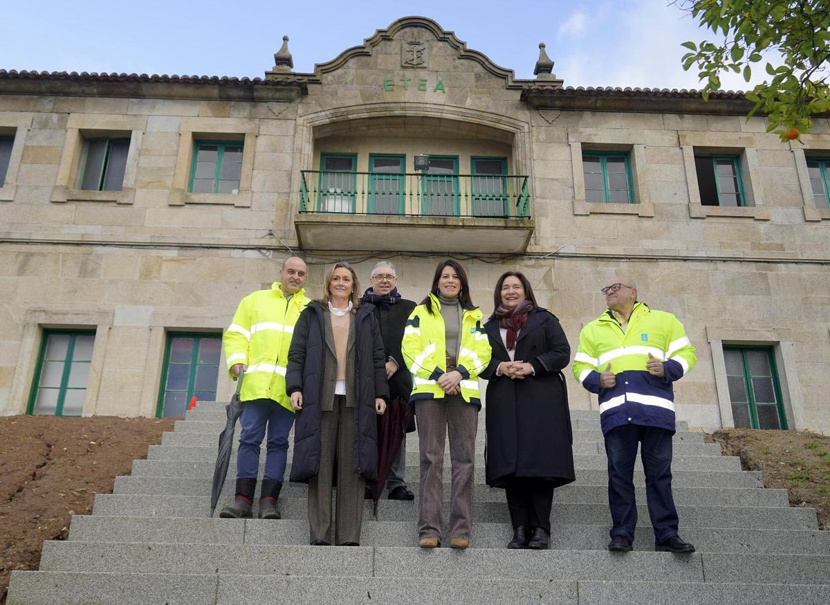 La conselleira María Martínez Allegue, flanqueada por Luisa Sánchez y Ana Ortiz, durante su visita a la ETEA el pasado 3 de febrero.