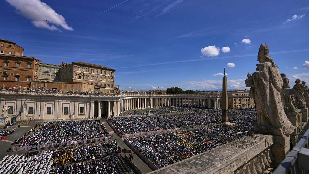 Público, en la plaza de San Pedro, durante la misa de ayer por el papa Francisco.
