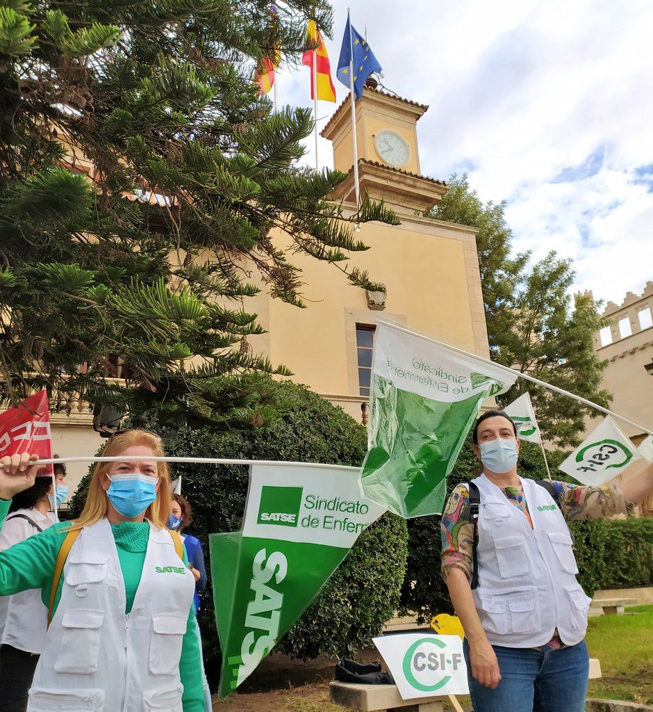 Manifestación frente al Consolat de Mar contra los recortes de sueldos a los funcionarios