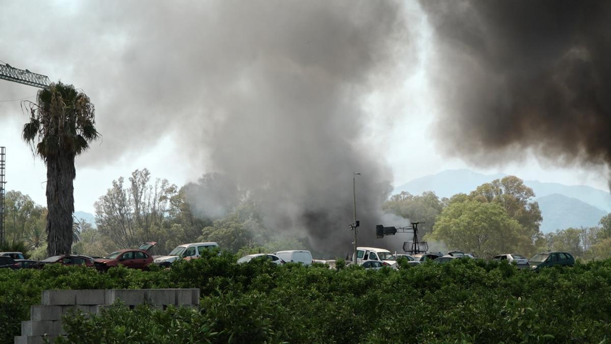 Las imágenes del incendio en el desguace de El Verger