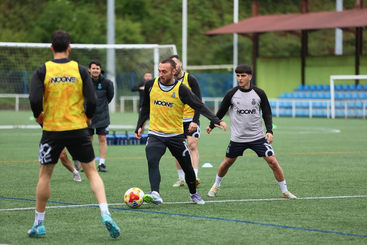 Santamaría, en el centro, durante un entrenamiento del Avilés