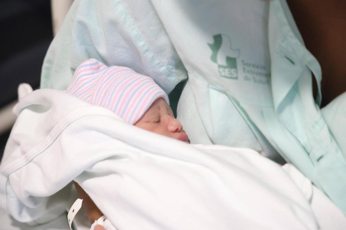 Jandrel Xavier en brazos de su madre esta mañana.