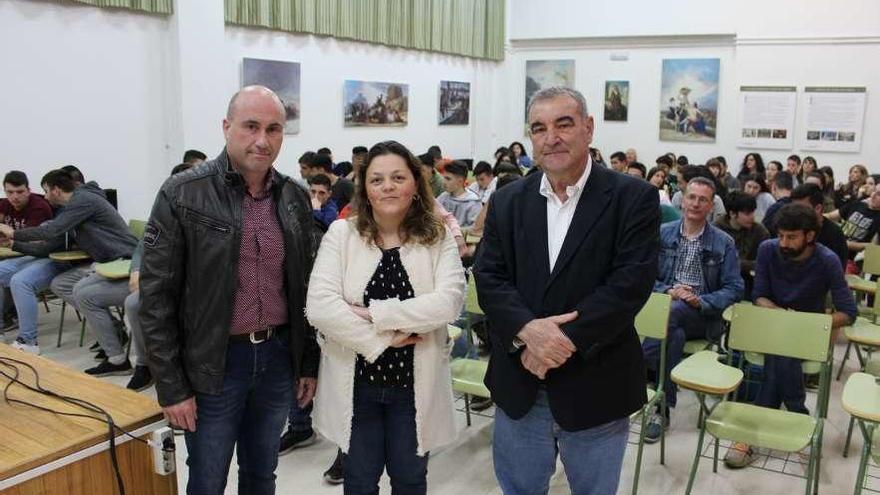 El docente Ramón López, la jefa de estudios del instituto, Mercedes Martínez, y Manuel Capellán.