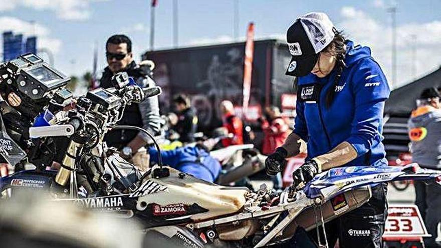 Sara García repasa la mecánica de su Yamaha antes de una de las etapas del presente Dakar.