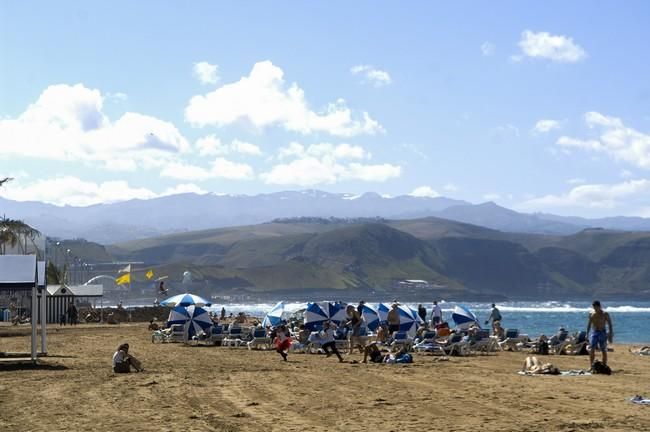 NIEVE EN LA CUMBRE DESDE LA PLAYA DE LAS CANTERAS