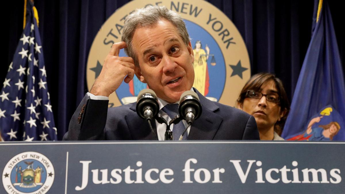 El fiscal general de Nueva York, Eric Schneiderman, durante la rueda de prensa en la que informó sobre la demanda federal contra Harvey Weinstein, el pasado febrero.