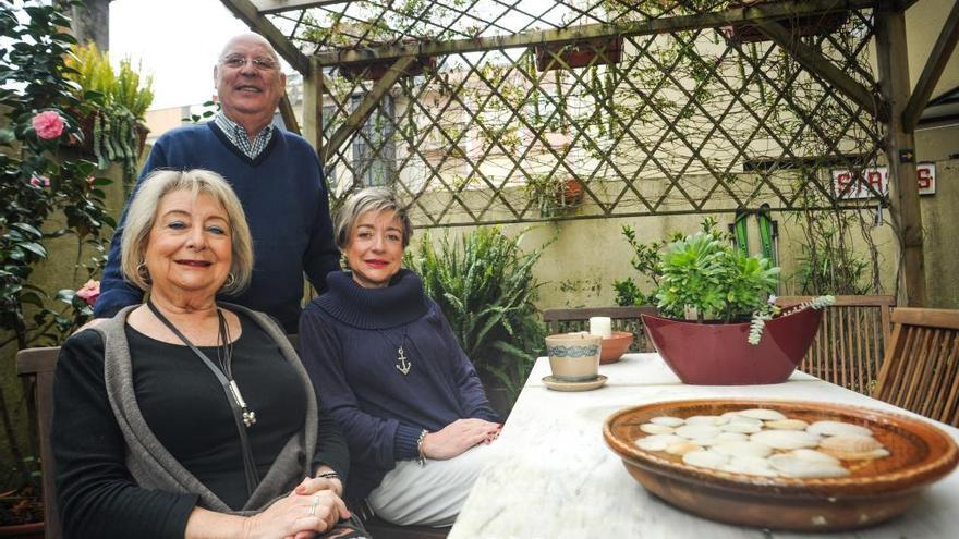 Isabel García y Antonio Álvarez, con su hija Beatriz.- Iñaki Abella