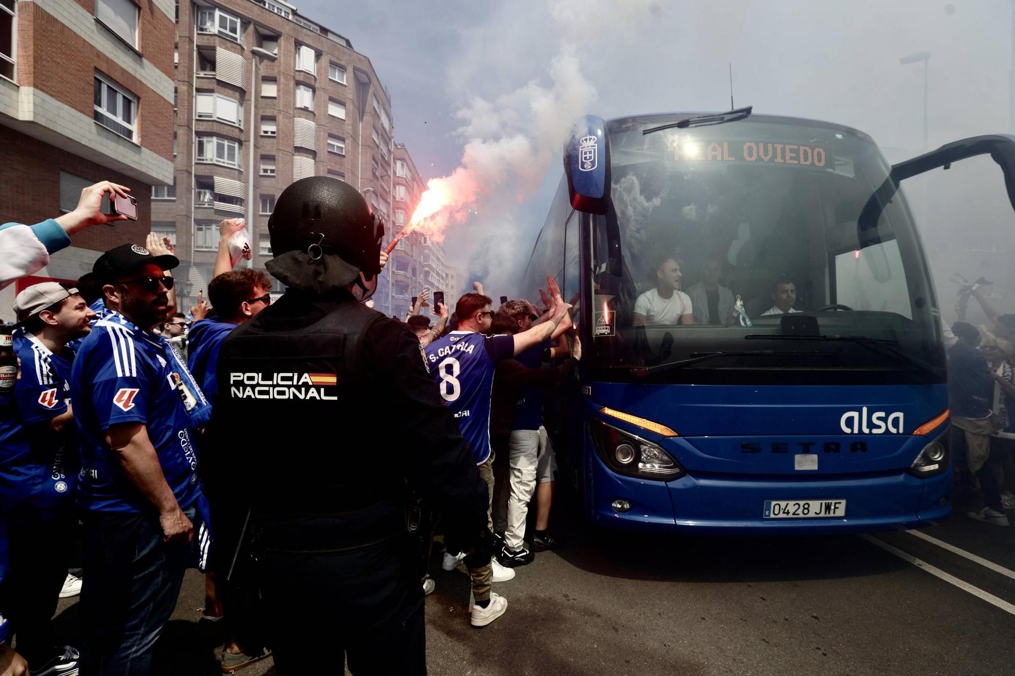 EN IMÁGENES: Ambientazo en la valiosa victoria del Oviedo contra el Zaragoza