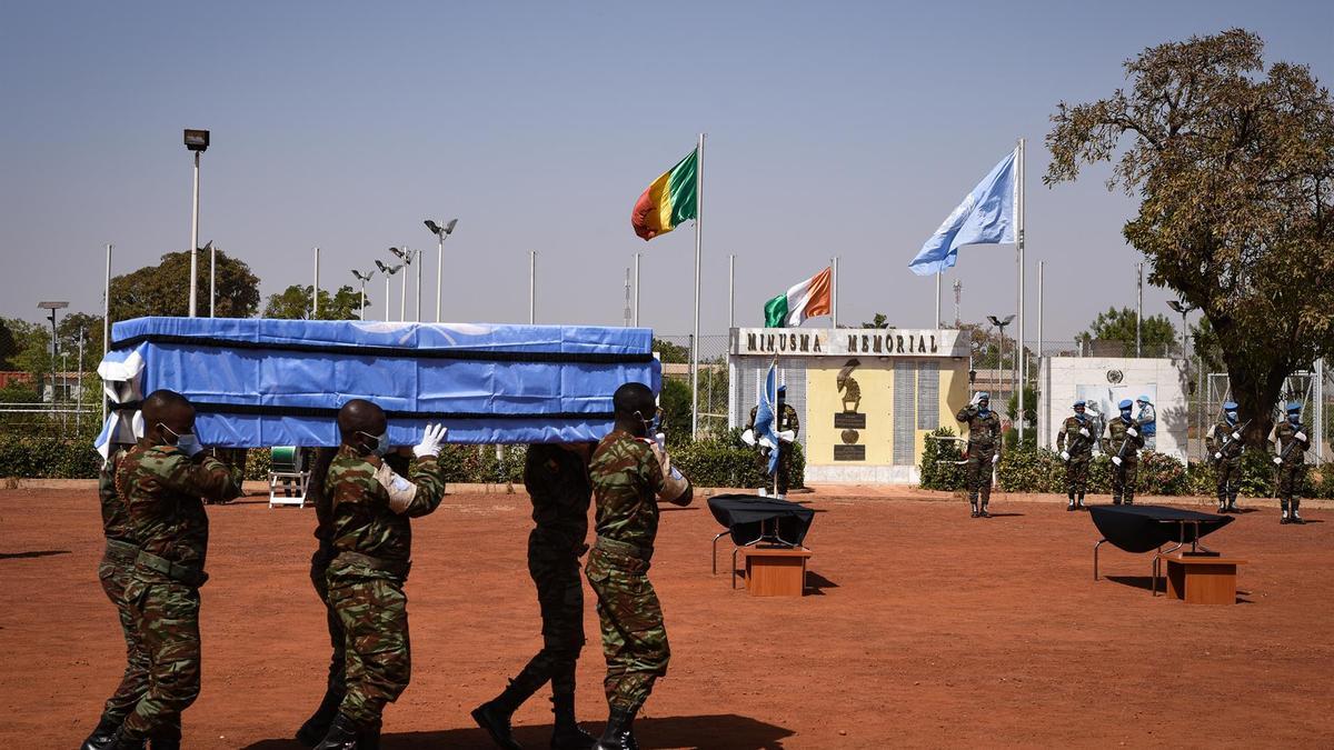 Soldados llevan el ataúd de uno de los cuatro miembros del personal de mantenimiento de la paz Costa de Marfil que murieron tras un ataque el 13 de enero de 2021