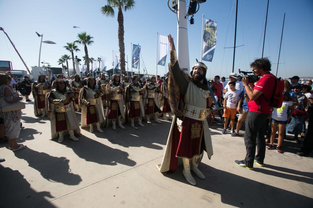 Miles de personas se dan cita en el Village del Puerto de Alicante para disfrutar del estreno de la competición