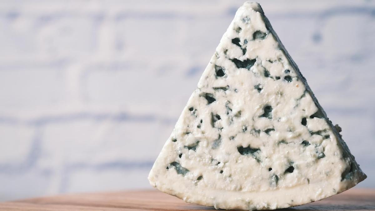 Una cuña de queso gorgonzola.