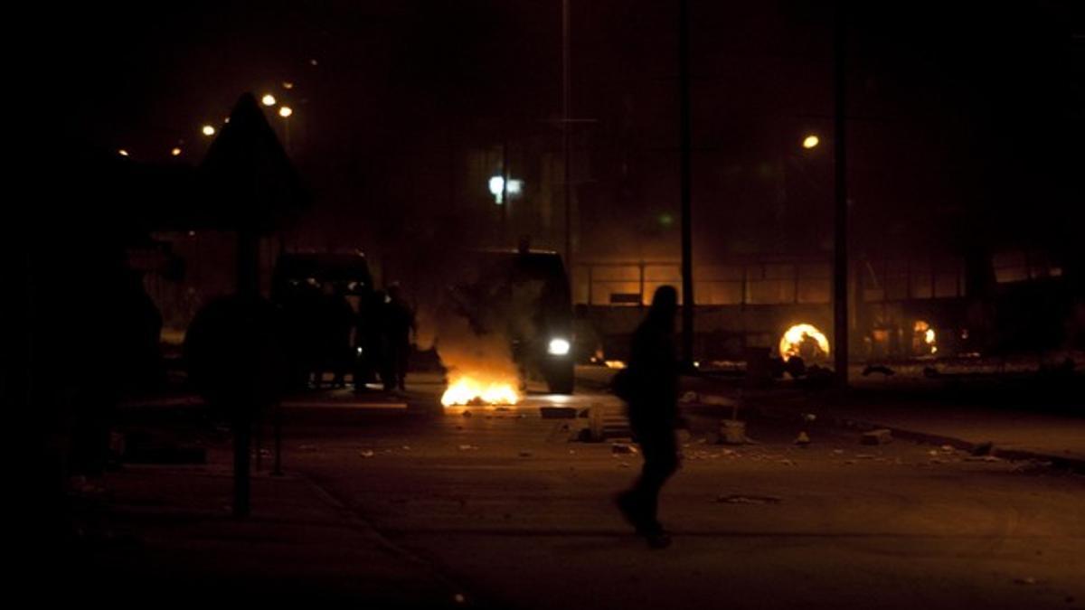 Barricadas en el barrio de Ettadanem, en la capital de Túnez. en la noche del martes.