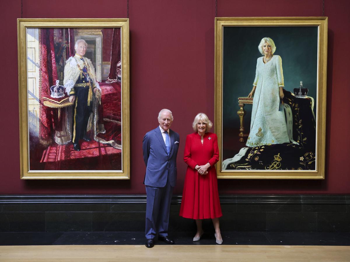 Los reyes Carlos y Camila en una reciente visita a la National Gallery donde están sus nuevos retratos.