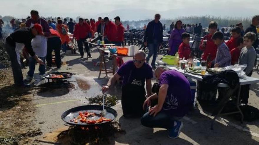 Unos cocineros, ayer, durante la elaboración de la paella.