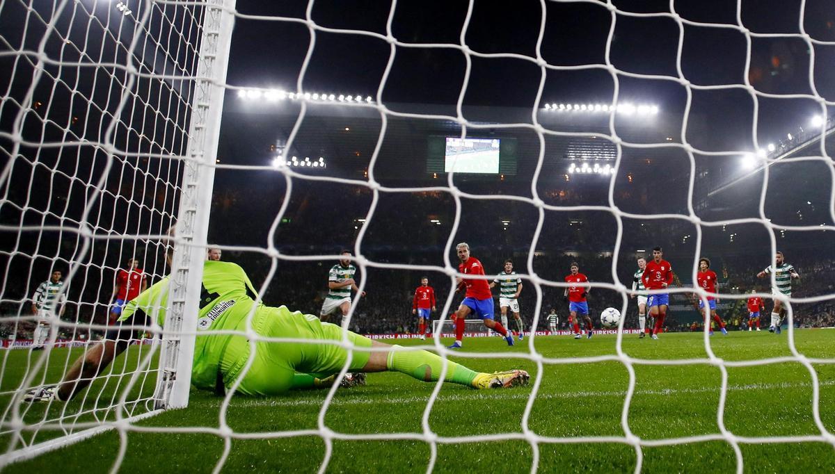 Griezmann (Atlético) bate a Hart (Celtic) en el lanzamiento de penalti que supuso el empate a un gol.