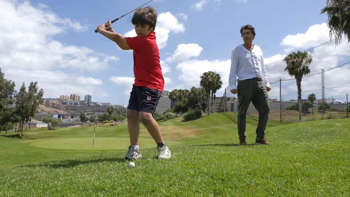 El candidato de Ciudadanos a la Alcaldía de Las Palmas de Gran Canaria, Enrique Sánchez, juega con su hijo al golf.