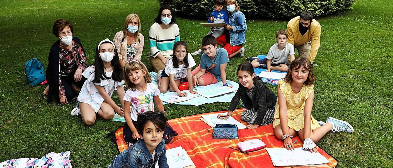 Un grupo de niños, acompañados de sus familiares, pintan en el jardín del Museo Evaristo Valle. | Juan Plaza