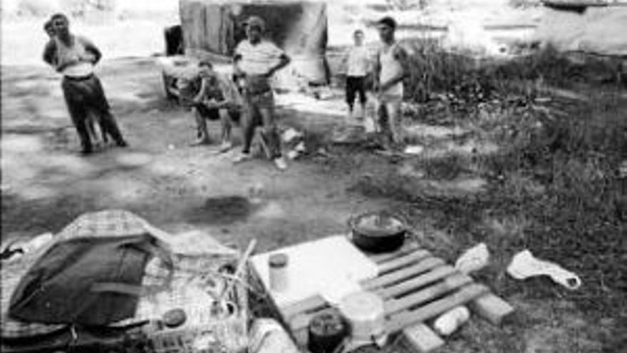 Los temporeros inician el desalojo del campamento de Torremayor