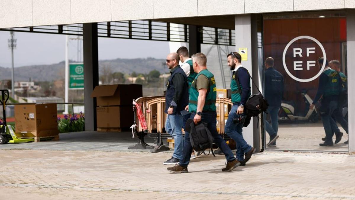 Beamte der Guardia Civil vor dem Gebäude des spanischen Fußballverbands.