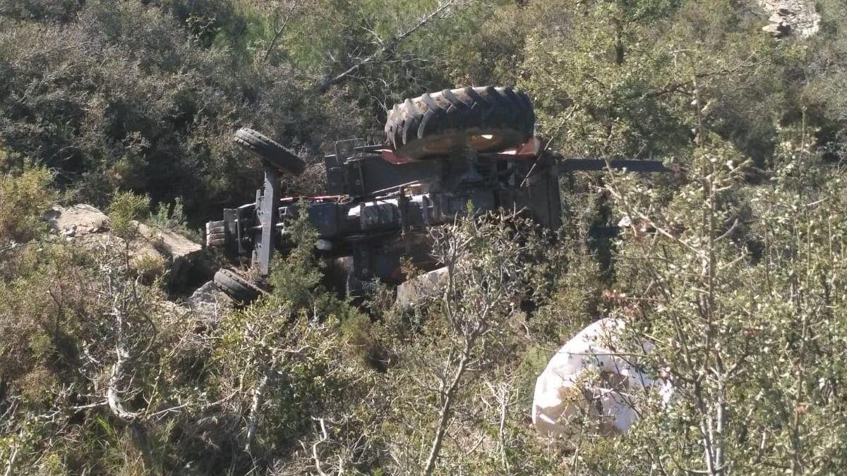 Dos heridos al volcar un tractor en Pina de Montalgrao