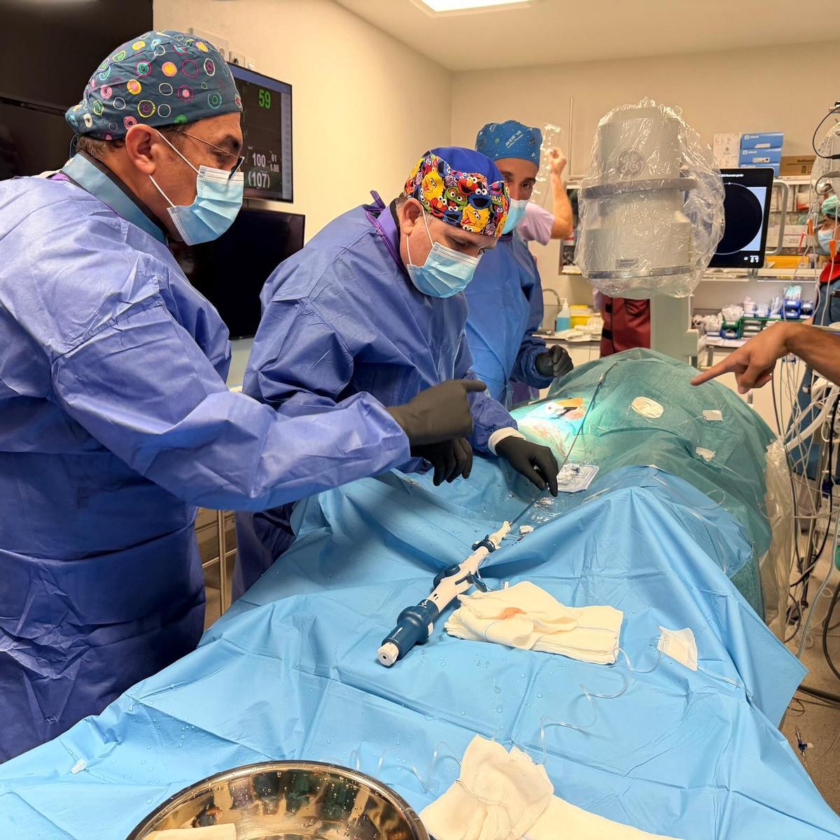 Un momento de la intervención al paciente.