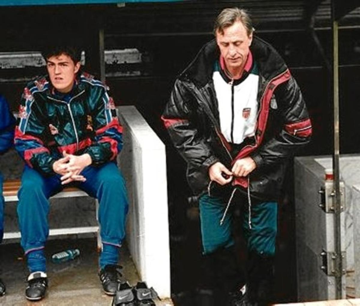 Òscar García, a la banqueta, i Cruyff, al Camp Nou el 1996.