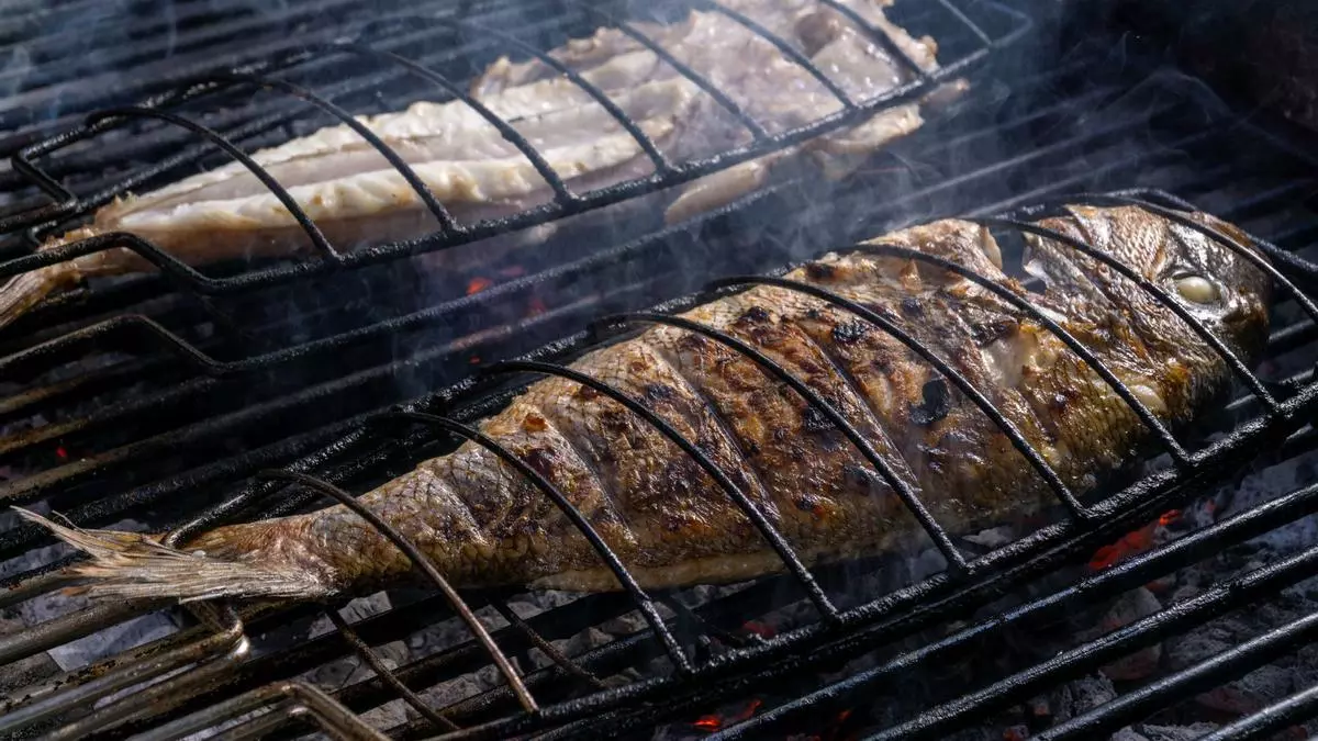 Más allá de Madrid: Las Margaritas, el rincón de Aravaca donde el pescado a la brasa es religión
