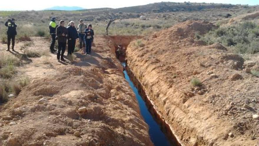 Técnicos y agentes de la Policía Local durante la inspección el pasado 30 de enero.