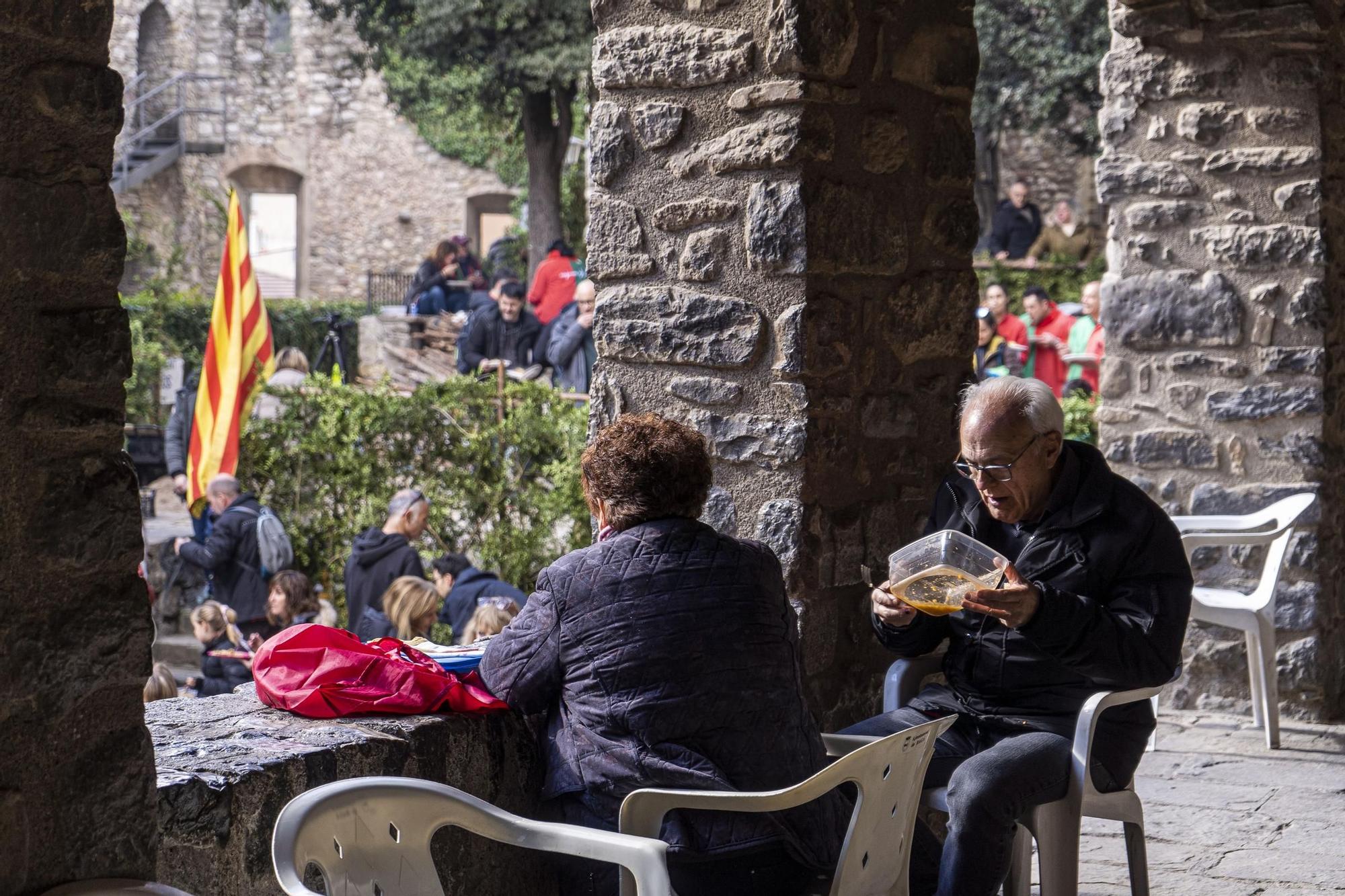 Bagà cuina el seu popular arròs per 2.500 persones