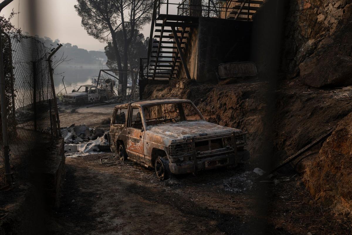 Un vehículo quemado en un puerto deportivo en el embalse de San Juan después de un incendio forestal en Pelayos de la Presa, comunidad de Madrid, España, el miércoles 29 de julio de 2026.