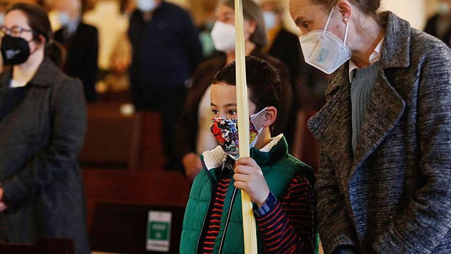 Avilés estrena la Semana Santa con terrazas llenas y pocas palmas