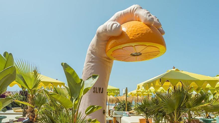 ¿Qué es la gigantesca mano que invade las playas de Marbella?