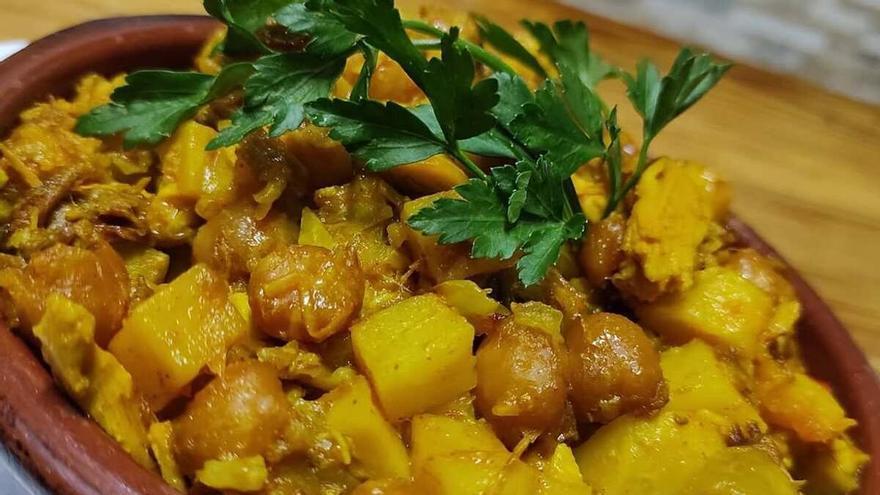 El restaurante de Gran Canaria que conquista con cocina canaria y carnes a la brasa: sus costillas con piña son un imprescindible