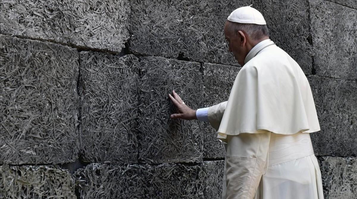 El papa Francisco reza ante el muro de la muerte  en el que fueron ejecutados miles de judios durante su visita al campo de concentracion nazi de Auschwitz.