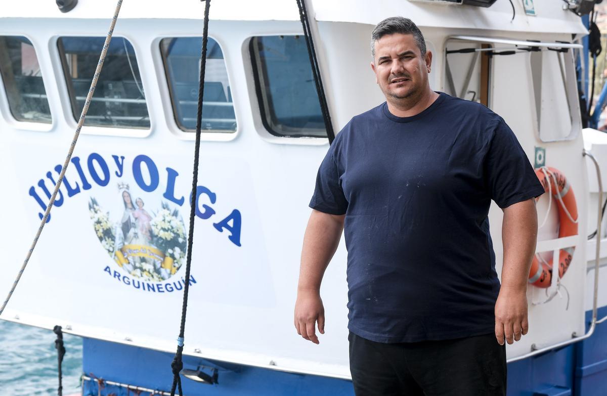 Jesús Vega Medina, junto a su barco 'Julio y Olga'.