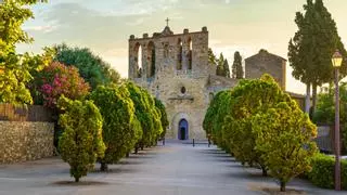 El pueblo más espectacular de Cataluña tiene un casco antiguo declarado Bien de Interés Cultural y un palacio del siglo X:  famoso guiso de los pescadores, joya gastronómica del Baix Empordà