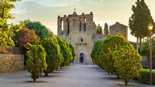 El pueblo más espectacular de Cataluña tiene un casco antiguo declarado Bien de Interés Cultural y un palacio del siglo X:  famoso guiso de los pescadores, joya gastronómica del Baix Empordà