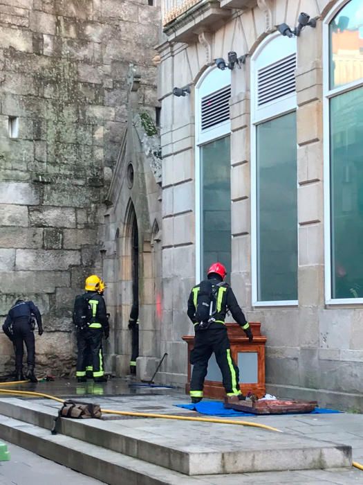 Arde el retablo de la capilla de las Ánimas en Pon