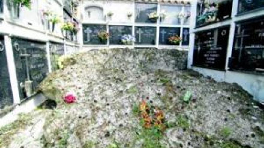 El cementerio mantiene casi un metro de hielo dos días después de la tormenta