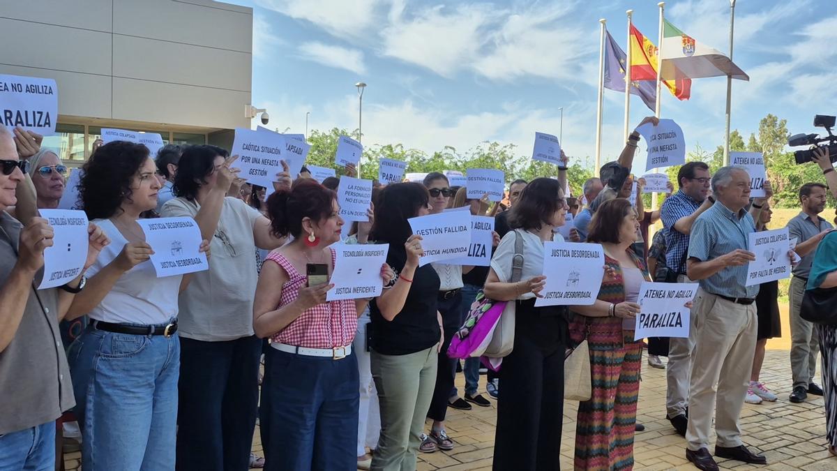Funcionarios de Justicia protestan por falta de personal y la implantación de un nuevo sistema.