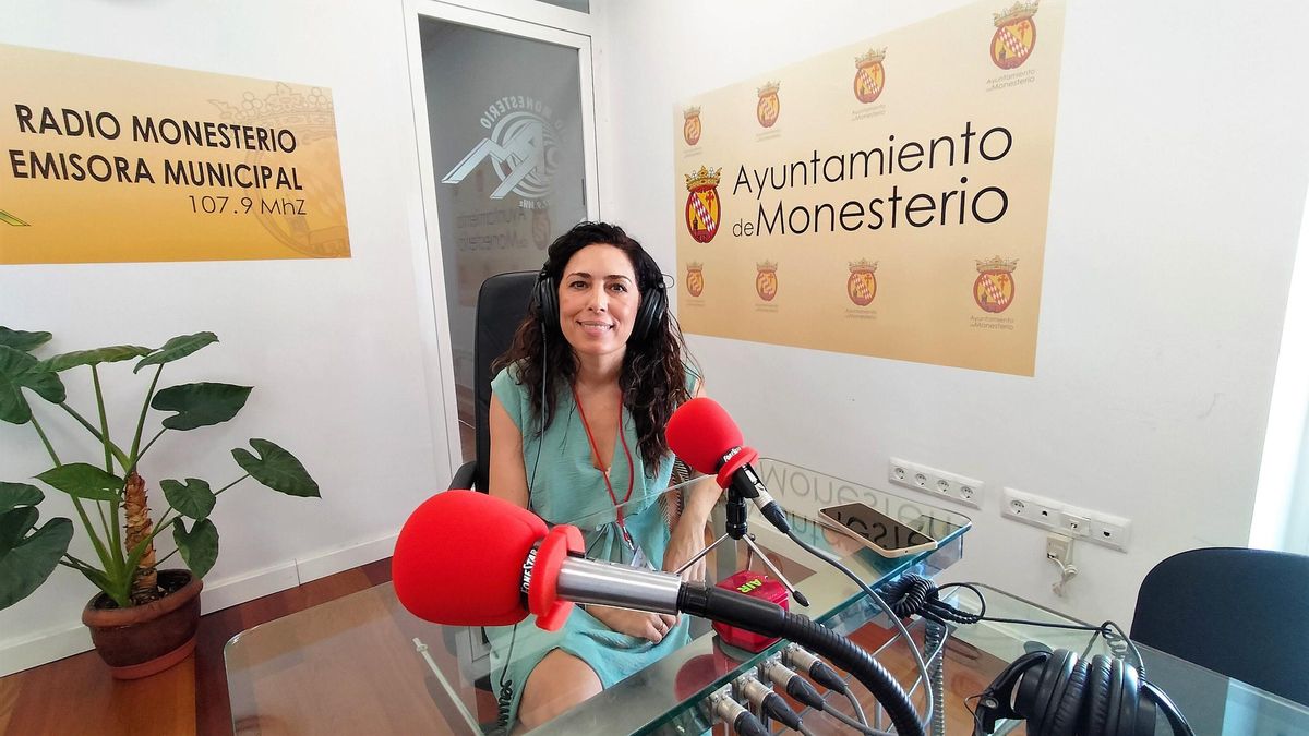 Rocío Muñiz, técnica de Extremadura Avante en los estudios de Radio Monesterio