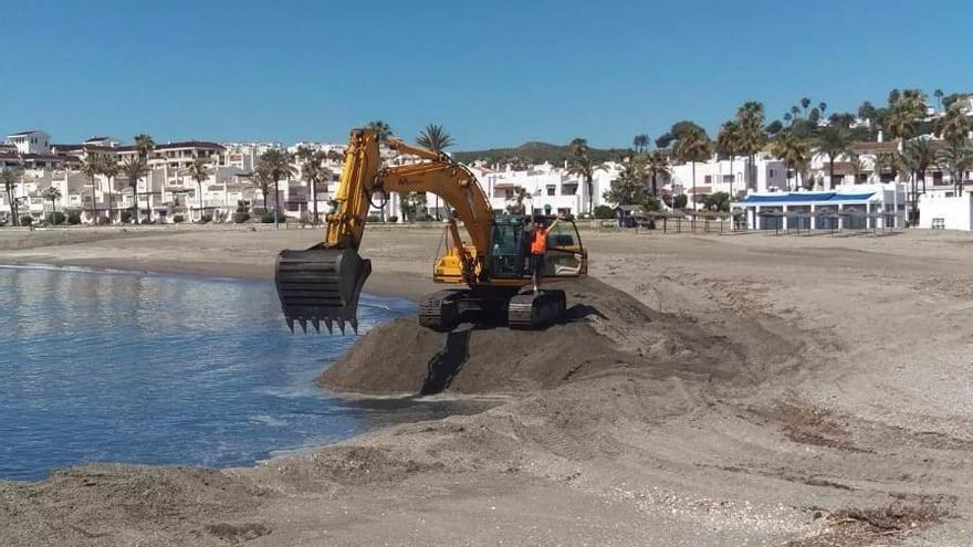 Trabajos de aporte de arena en la playa de El Castillo de Manilva