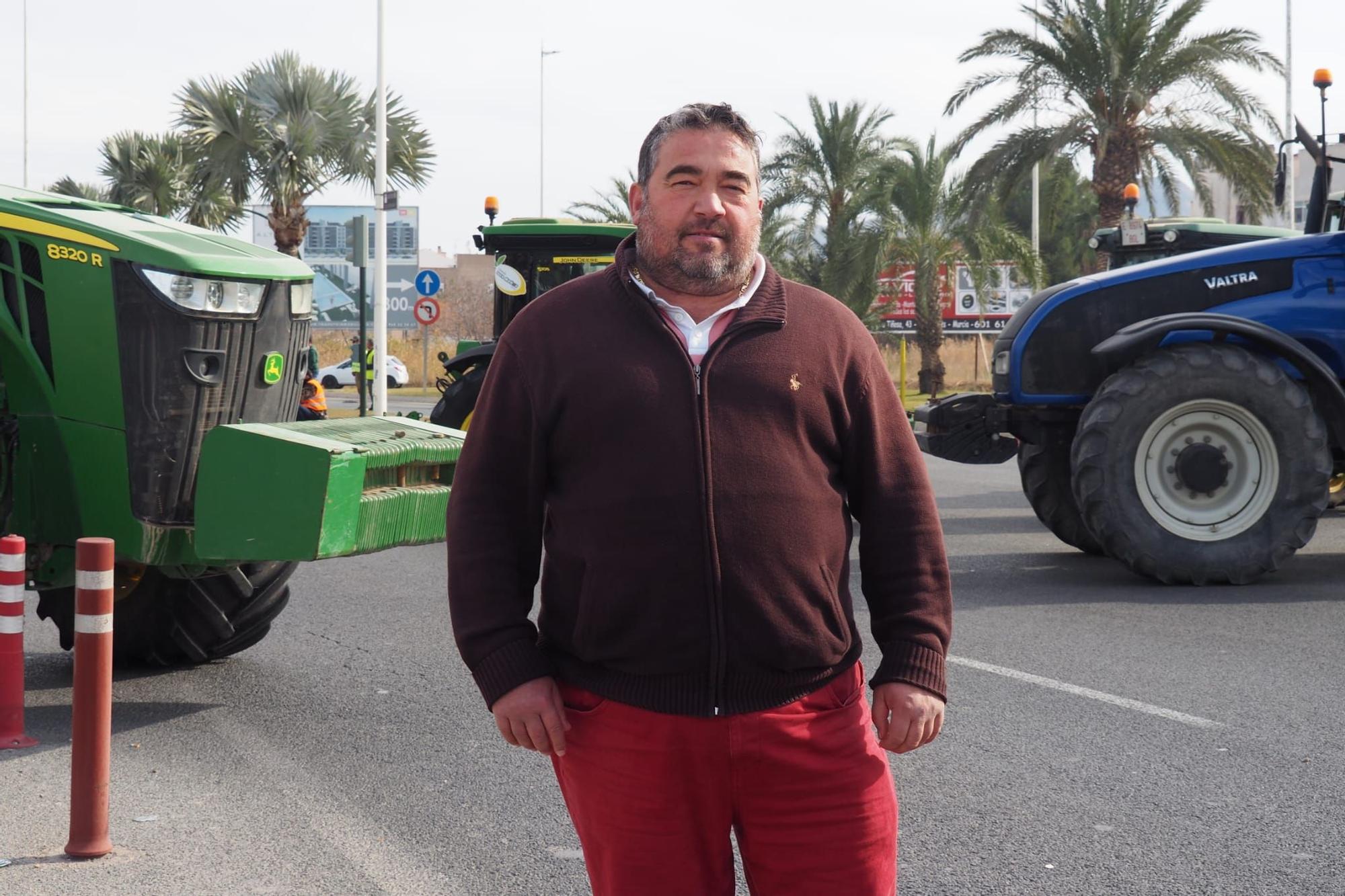 Las imágenes de la protesta de agricultores que ha colapsado el tráfico en Murcia