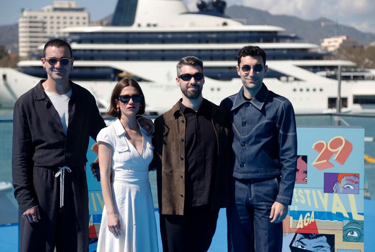 El equipo de 'Un altre home', en el Muelle Uno (Moragas, con barba)