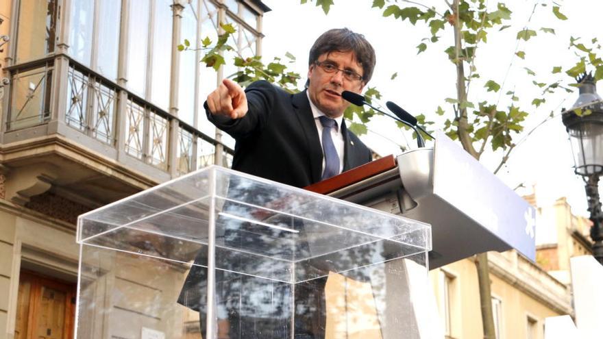 Puigdemont amb una urna al costat en un acte del PDeCAT